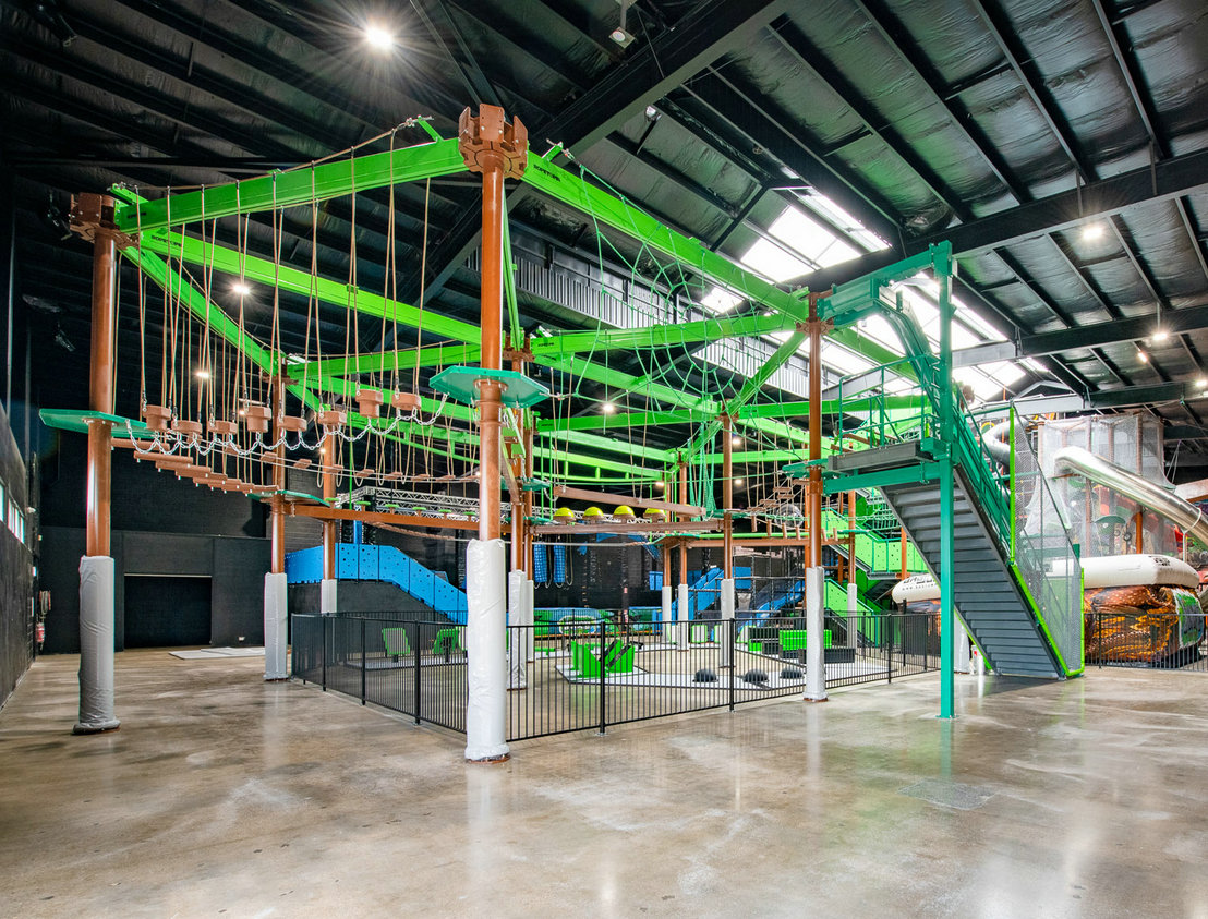 大型購物中心室內(nèi)高空拓展塔