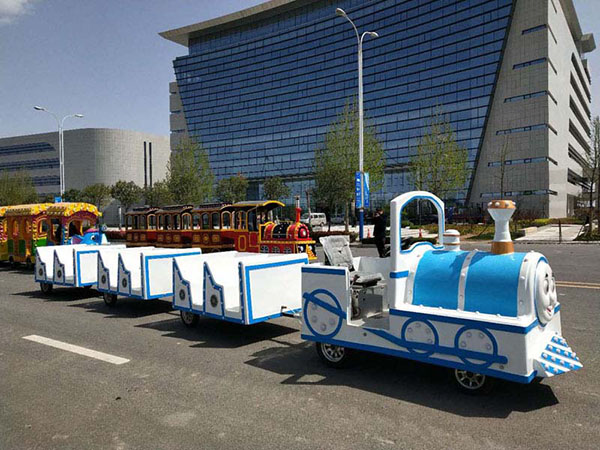 新型無(wú)軌觀(guān)光小火車(chē)