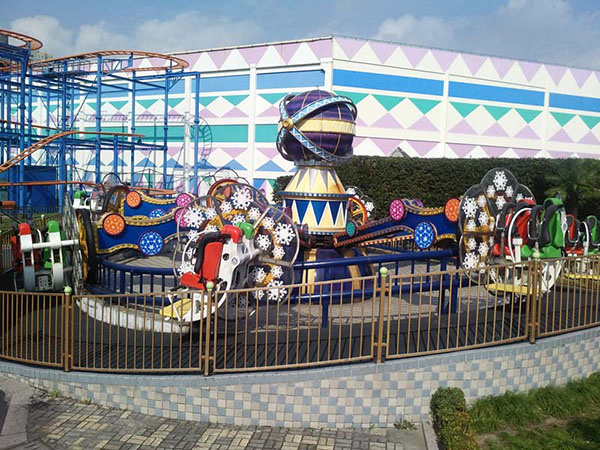 翻滾飛船新型游樂設備